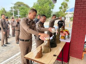ร่วมสงฆ์น้ำพระและรดน้ำขอพรผู้บังคับบัญชา ณ บริเวณหน้าที่ทำการ สภ.ดอนพุด